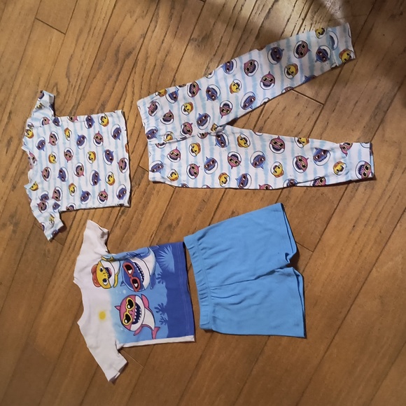 Baby Shark Unisex Pajama Sets Bundle Size 5T - Picture 1 of 3